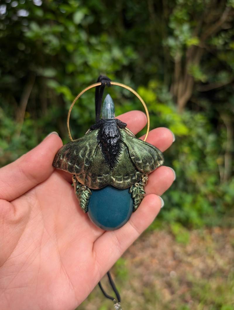 Amulett Moss Moth || Moosachat Achatkette Motte Kuriosität Crystal Gothicschmuck Gothic Wiccaschmuck Alternative Mittelalter Witchy Hexe von EichenhainHexe
