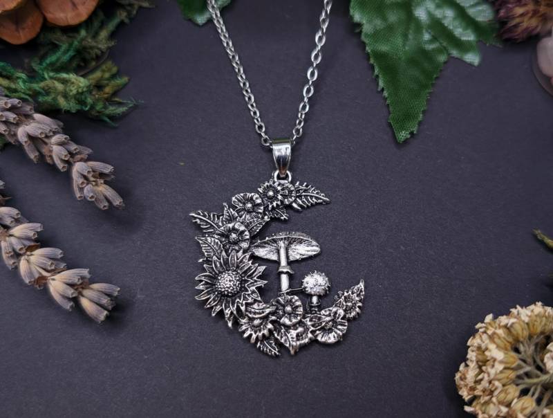 Halskette Mond Pilze Blumen Gothic Geschenk Freundin Geburtstag Wicca Witchy Hexe Gothicschmuck Fantasy Witch Mittelaltermarkt Forestwitch von EichenhainHexe