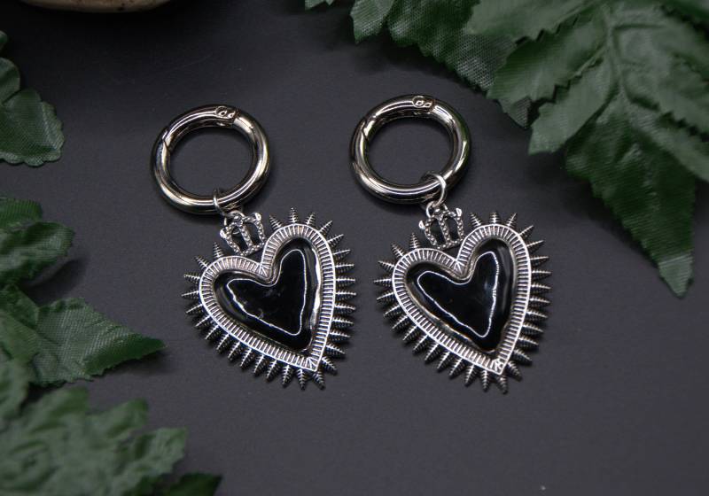 Schuhclip Black Heart || Schuhaccessoire Schuhschmuck Herz Herzclip Gothicschmuck Hexenschmuck Schuhanhänger Goth Wiccaschmuck Alternative Schuhclip Black Heart || Schuhaccessoire Schuhschmuck Herz Herzclip Gothicschmuck Hexenschmuck Schuhanhänger Goth Wiccaschmuck Alternative von EichenhainHexe