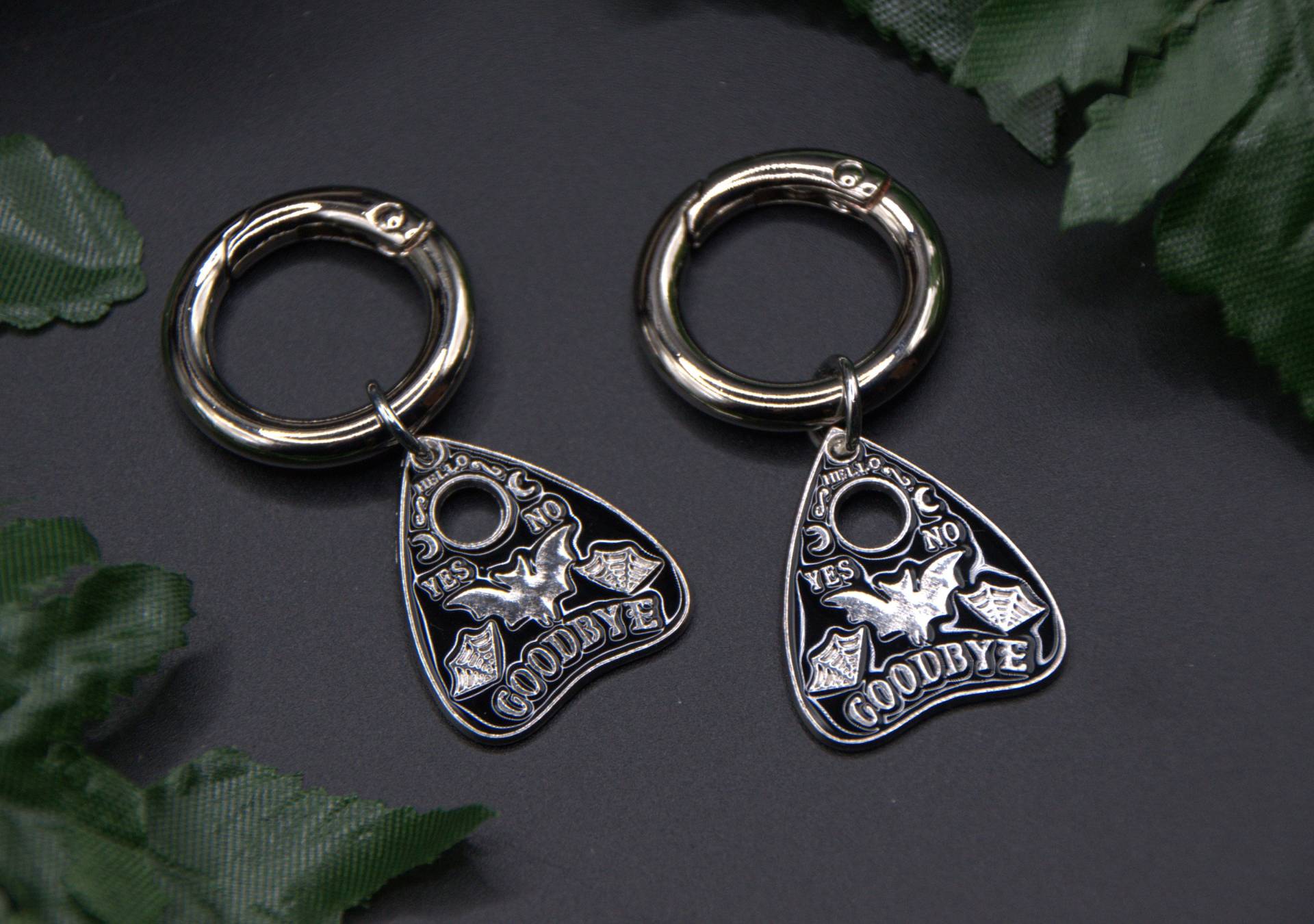 Schuhclip Ouija || Schuhaccessoire Schuhschmuck Ouijaanhänger Ouija Fledermaus Mond Wiccaschmuck Hexenschmuck Gothicschmuck Schuhanhänger Schuhclip Ouija || Schuhaccessoire Schuhschmuck Ouijaanhänger Ouija Fledermaus Mond Wiccaschmuck Hexenschmuck Gothicschmuck Schuhanhänger von EichenhainHexe