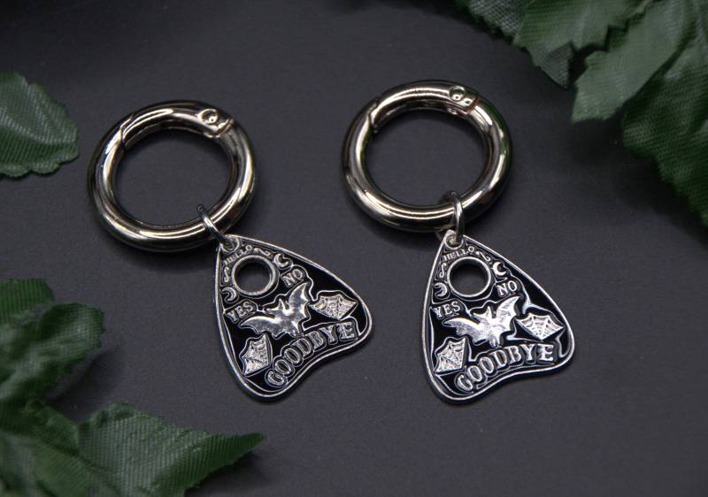 Schuhclip Ouija || Schuhaccessoire Schuhschmuck Ouijaanhänger Ouija Fledermaus Mond Wiccaschmuck Hexenschmuck Gothicschmuck Schuhanhänger Schuhclip Ouija || Schuhaccessoire Schuhschmuck Ouijaanhänger Ouija Fledermaus Mond Wiccaschmuck Hexenschmuck Gothicschmuck Schuhanhänger von EichenhainHexe