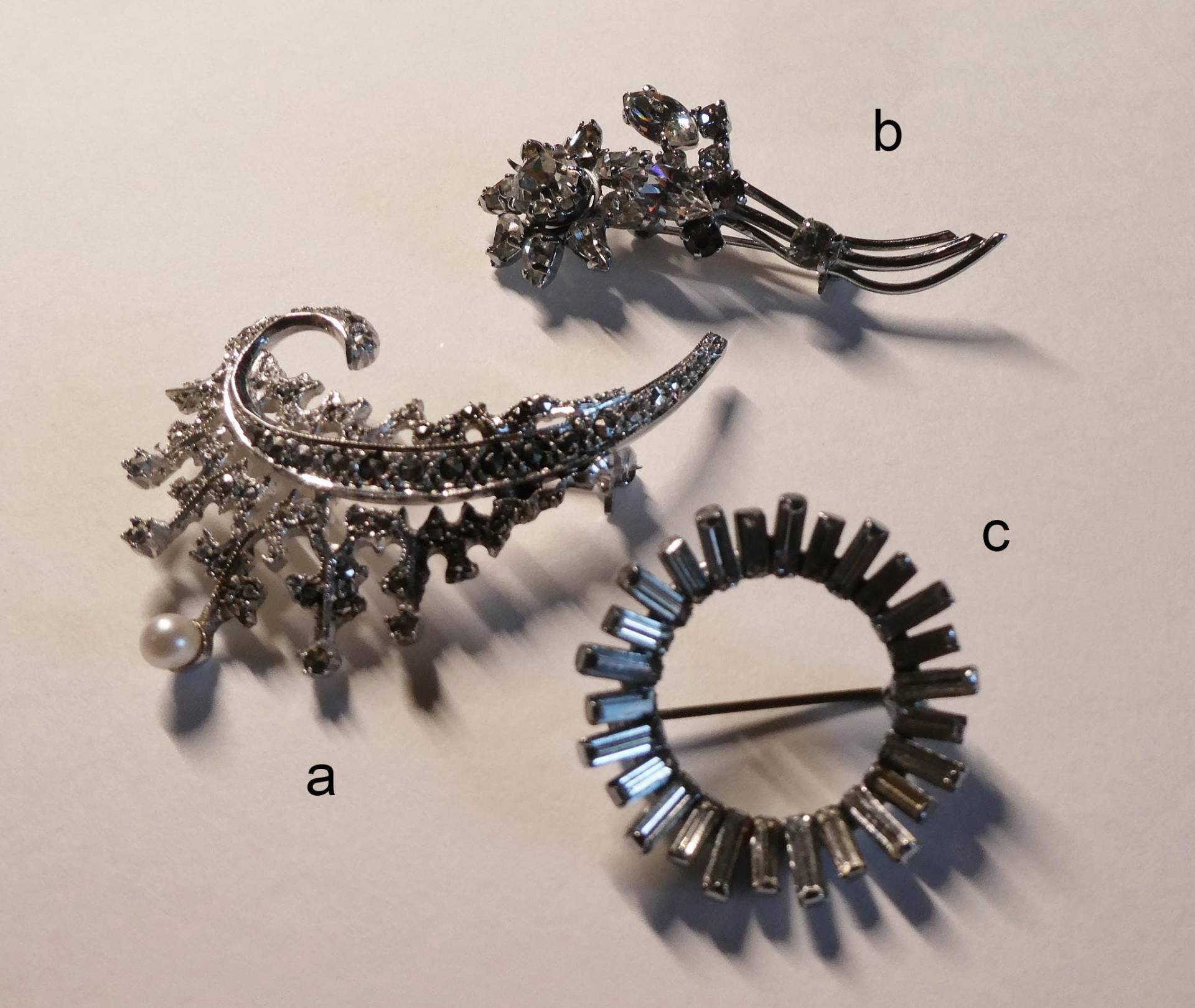 3 Schöne Broschen Aus Den 1950Ern, Silber Und Metall Rhodiniert, Zirkonia, Markasit, Perle von EifelSammelnJagen