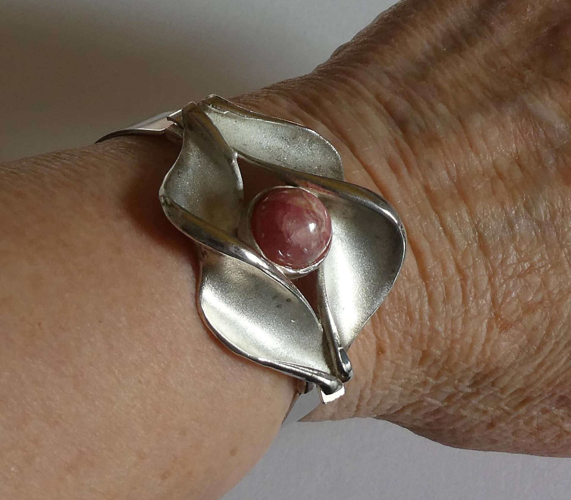 Prachtvoller Armreif, 835Er Silber, Rhodochrosit, Handarbeit 1960Er von EifelSammelnJagen
