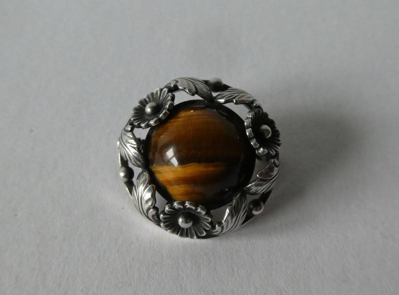 Seltene Brosche, Design Niels Erik From, Dänemark, Sterling Silber, Tigerauge, Gänseblümchen, Stempel, Signiert, 1940Er Oder 1950Er Jahre Seltene Brosche, Design Niels Erik From, Dänemark, Sterling Silber, Tigerauge, Gänseblümchen, Stempel, Signiert, 1940Er Oder 1950Er Jahre von EifelSammelnJagen