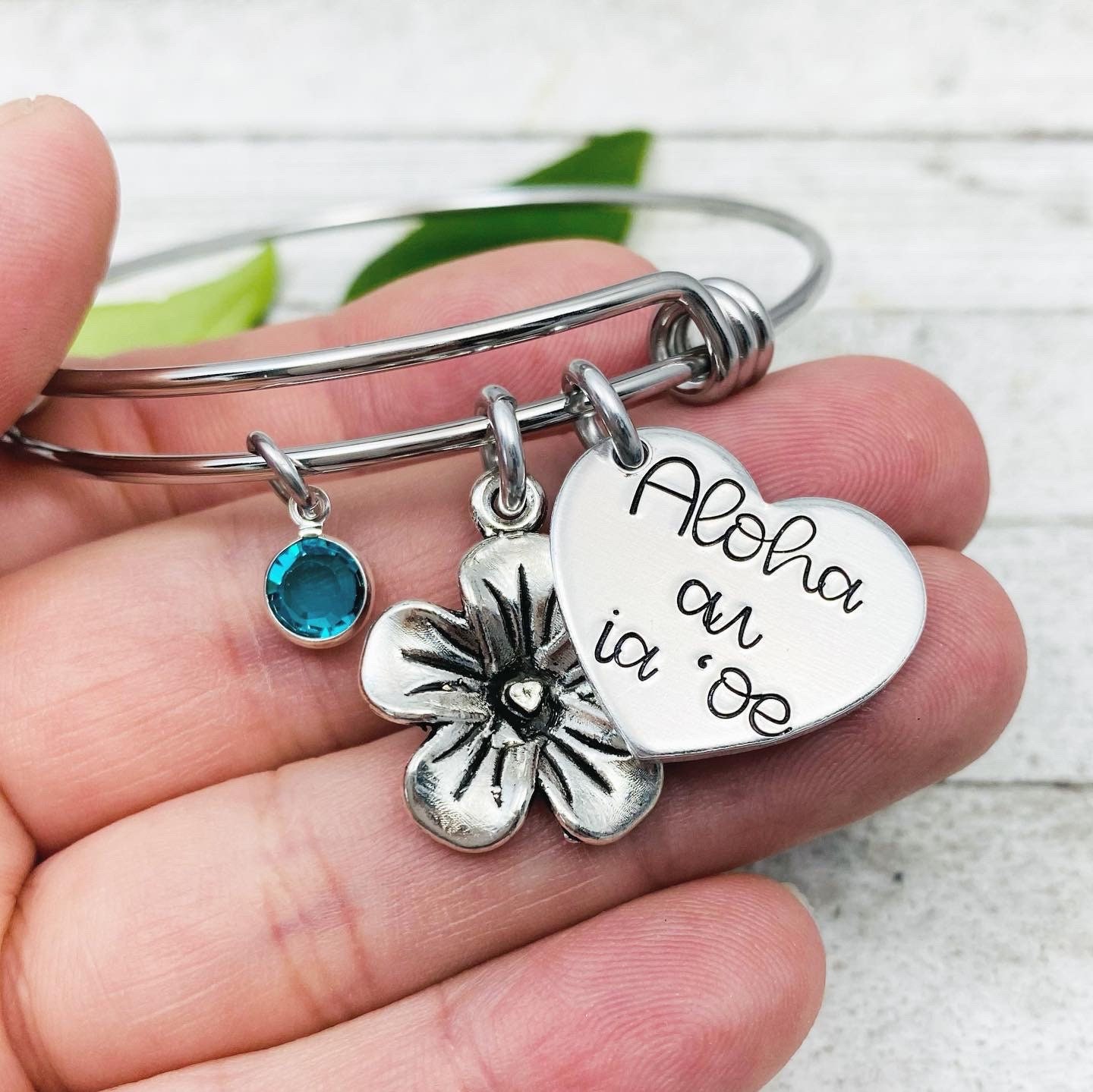 "Armreif Armreif "I Love You" Handgestempelt Mit Plumeria, Herz-Charm Und Swarovski Geburtsstein." von Eight9Designs