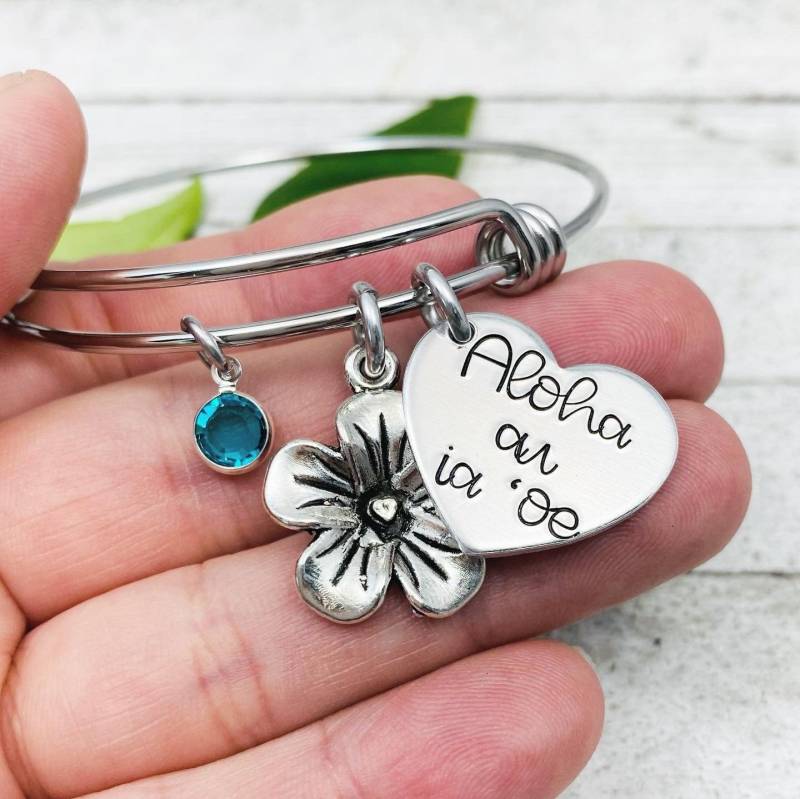 "Armreif Armreif "I Love You" Handgestempelt Mit Plumeria, Herz-Charm Und Swarovski Geburtsstein." von Eight9Designs
