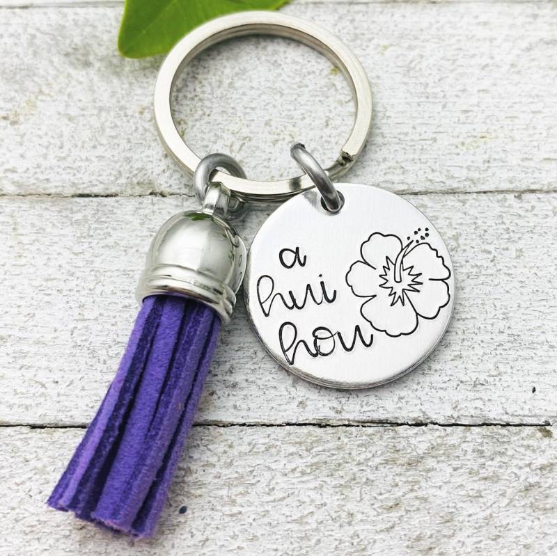 Bis Wir Uns Wieder Treffen - "A Hui Hou" in Hawaiianisch Gestempeltem Hibiskus Mit 40 Quastenfarben | Pacific Islander Shop Aapi Eight9Designs von Eight9Designs