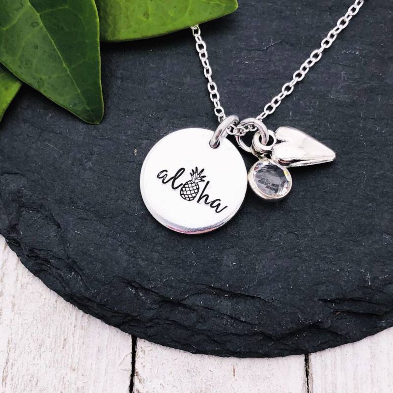 Hand Gestempelt "Aloha" - Mit Einer Ananas Als "O" Hawaiian Islands Inspired Jewelry By Eight9 Designs von Eight9Designs