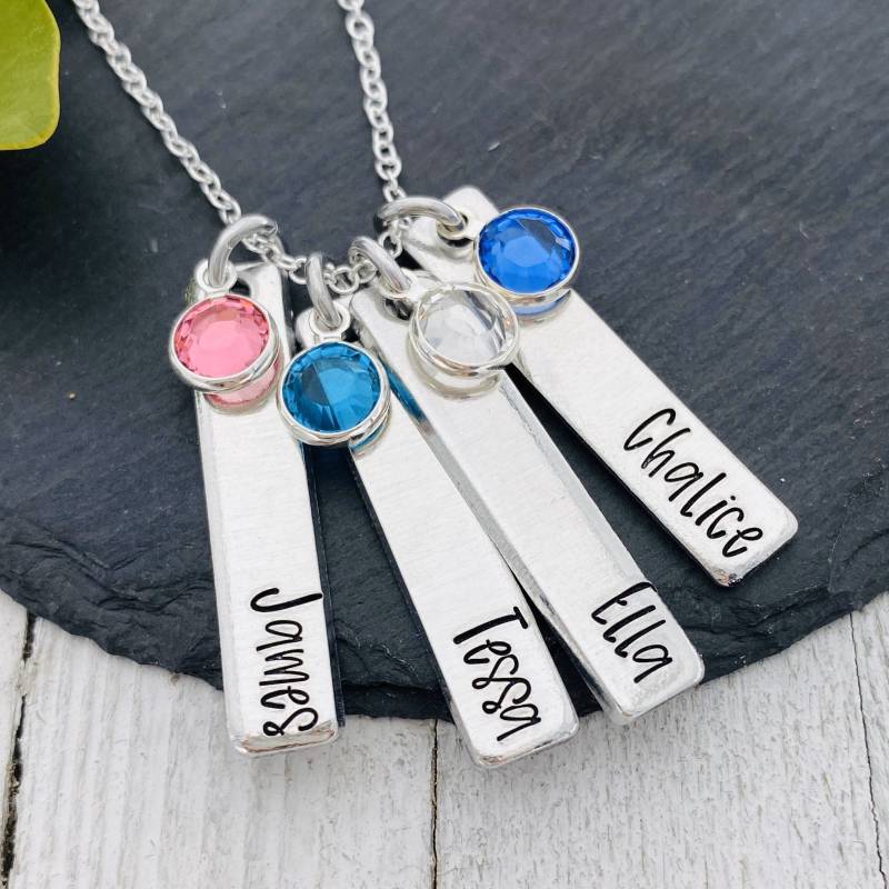 Kinder- Oder Enkelkindernamen - Mit Swarovski-Kristallen Handgestempelte Halskette von Eight9Designs
