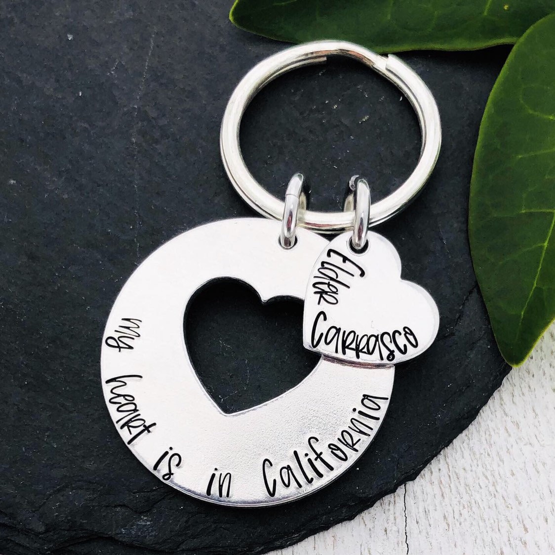 Missionar Schlüsselanhänger "Mein Herz Ist in " Mit Benutzerdefinierter Lage - Hand Gestempelt Lds Metallschmuck Geschenke Langstrecken Missionar Schlüsselanhänger "Mein Herz Ist in " Mit Benutzerdefinierter Lage - Hand Gestempelt Lds Metallschmuck Geschenke Langstrecken von Eight9Designs
