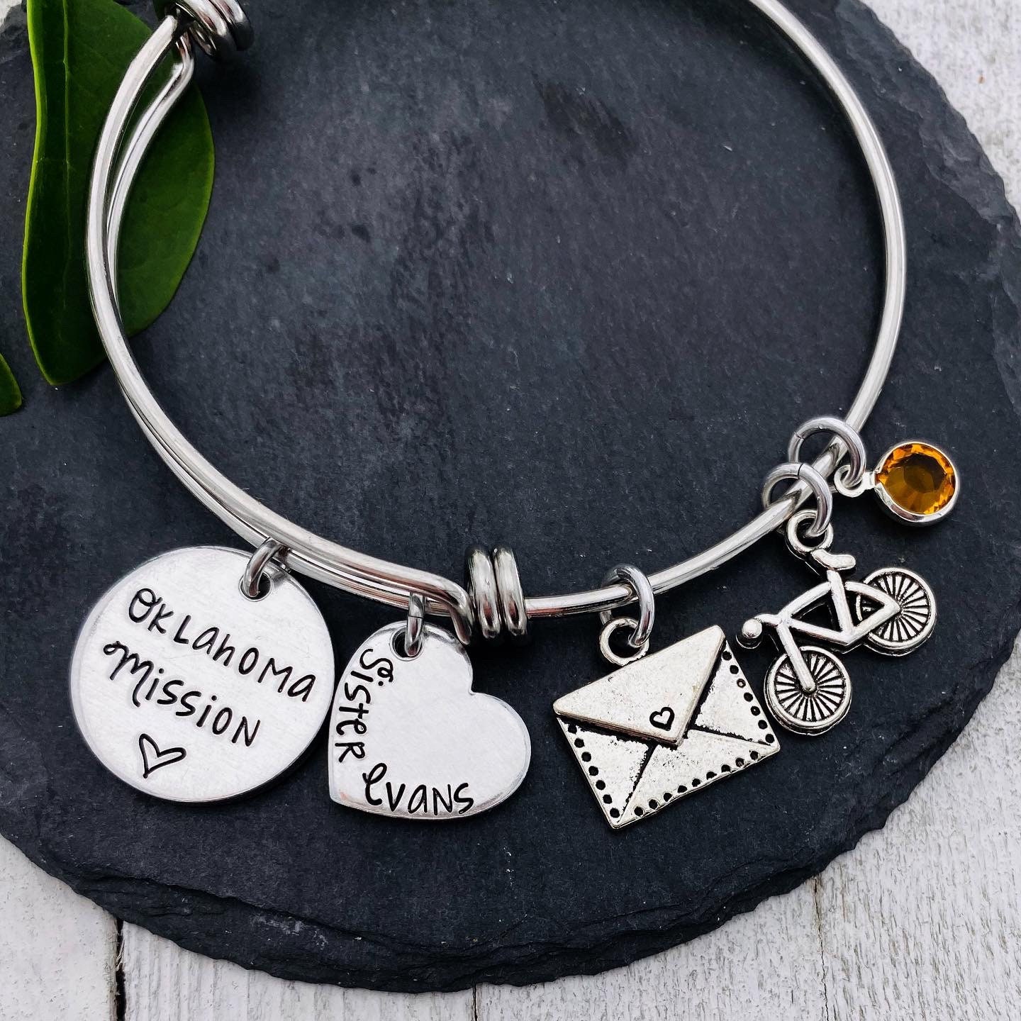 Neu Missionar Armreif Mit Name, Ort, Envelope Charm Und Swarovski Geburtsstein - Hlt Schmuck Hand Gestempelt von Eight9Designs