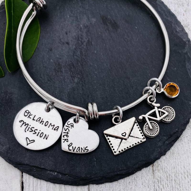 Neu Missionar Armreif Mit Name, Ort, Envelope Charm Und Swarovski Geburtsstein - Hlt Schmuck Hand Gestempelt von Eight9Designs