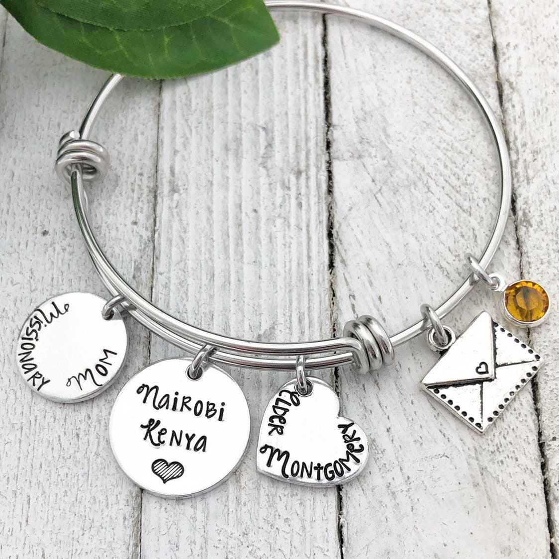 Neu Missionary Mom Armreif Mit Name, Ort Und Swarovski Geburtsstein - Lds Schmuck Hand Gestempelt Von Eight9Designs Neu Missionary Mom Armreif Mit Name, Ort Und Swarovski Geburtsstein - Lds Schmuck Hand Gestempelt Von Eight9Designs von Eight9Designs