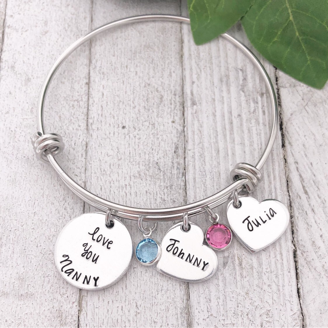 Personalisierbarer Armreif - "Love You [Name Or Titel]" Mit Namen Und Swarovski Birthstones Hand Gestempelt Von Eight9 Designs von Eight9Designs