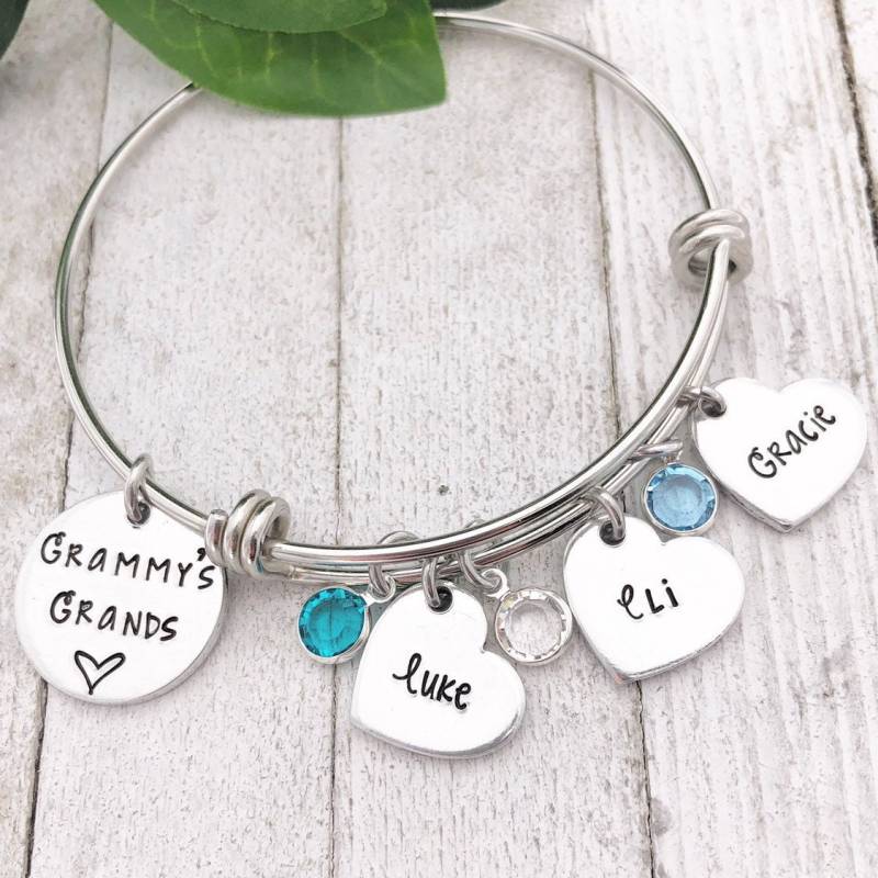Personalisierbarer Armreif - Mit Namen Auf Herzen Und Swarovski Birthstones Handgestempeltes Metall Von Eight9 Designs von Eight9Designs