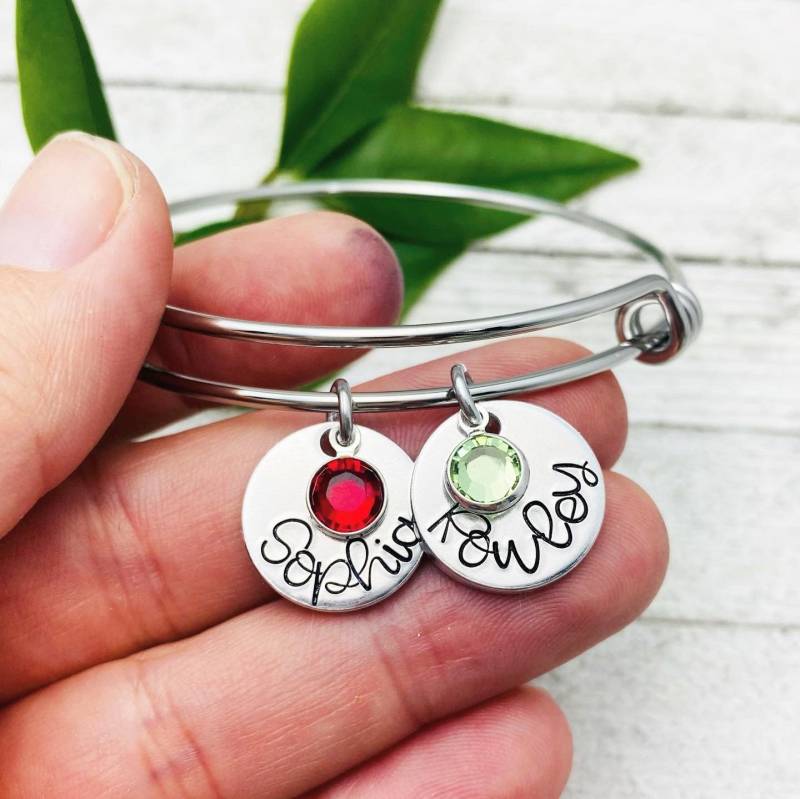 Personalisierbarer Armreif - Mit Namen Oder Enkelnamen Und Swarovski Geburtssteinen Handgestempelt Von Eight9 Designs von Eight9Designs