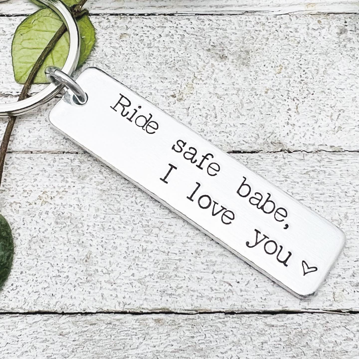 Personalisiert "Ride Safe {Name Oder Titel} I Love You" | Hand Gestempelt Motorradfahrer Custom Keychain Von Eight9Designs Personalisiert "Ride Safe {Name Oder Titel} I Love You" | Hand Gestempelt Motorradfahrer Custom Keychain Von Eight9Designs von Eight9Designs
