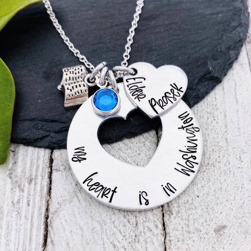 Personalisierte "Mein Herz Ist in " Missionar Halskette Mit Schrift Buch Anhänger - Hand Gestempelt Hlt Schmuck von Eight9Designs