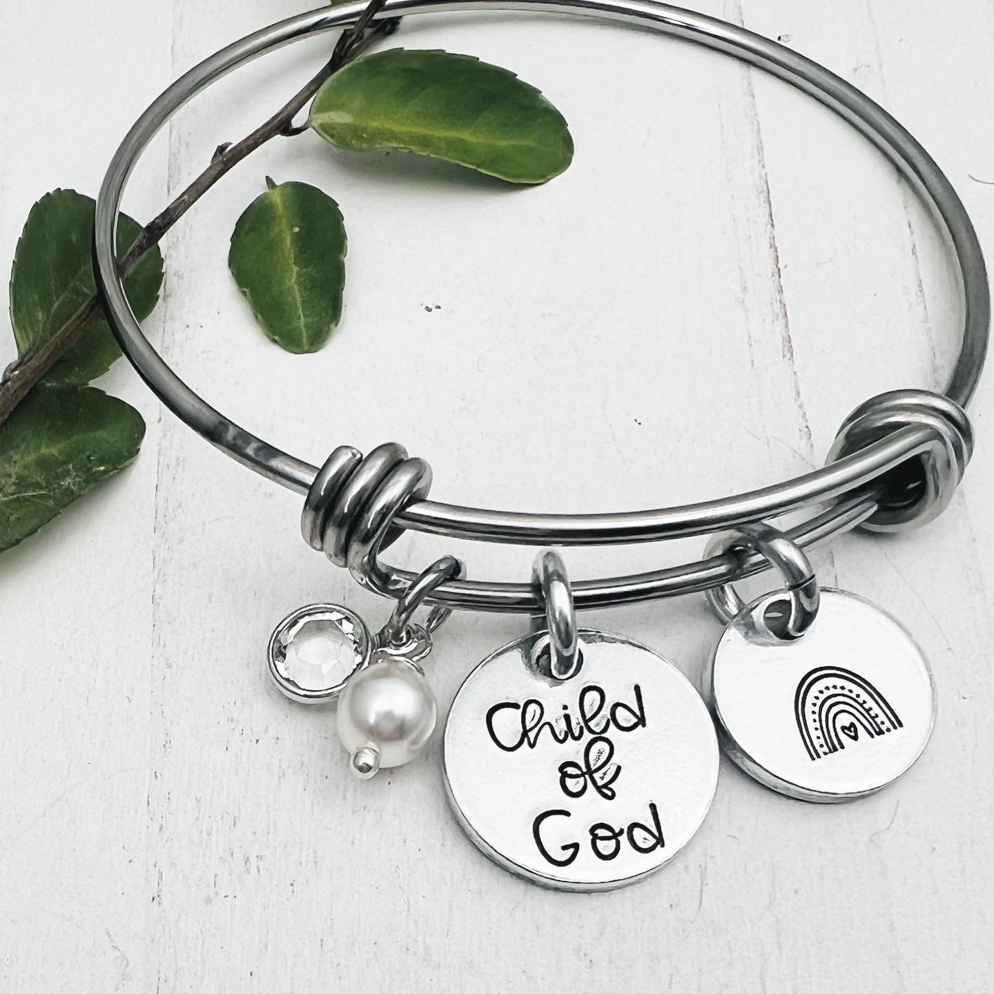 Personalisiertes "Child Of God" Boho Regenbogen Armband Mit Perle Und Swarovski Kristall | Edelstahl Armreif Handgestempelt Von Eight9 Designs von Eight9Designs