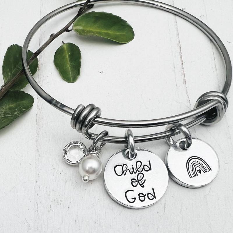 Personalisiertes "Child Of God" Boho Regenbogen Armband Mit Perle Und Swarovski Kristall | Edelstahl Armreif Handgestempelt Von Eight9 Designs von Eight9Designs