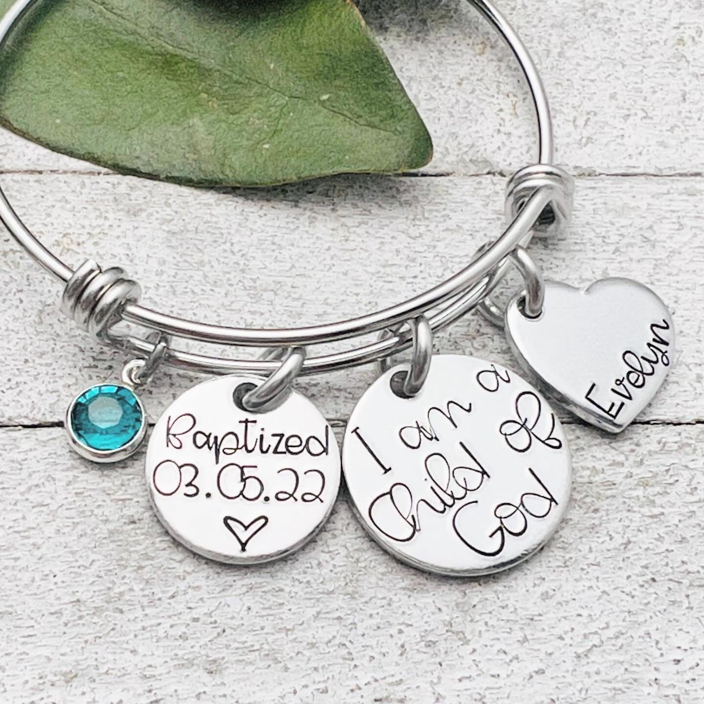 "Personalisiertes "Ich Bin Ein Kind Gottes" Taufarmband Mit Name, Datum Und Swarovski Kristall - Auf Einem Edelstahl Armreif Handgestempelt." von Eight9Designs