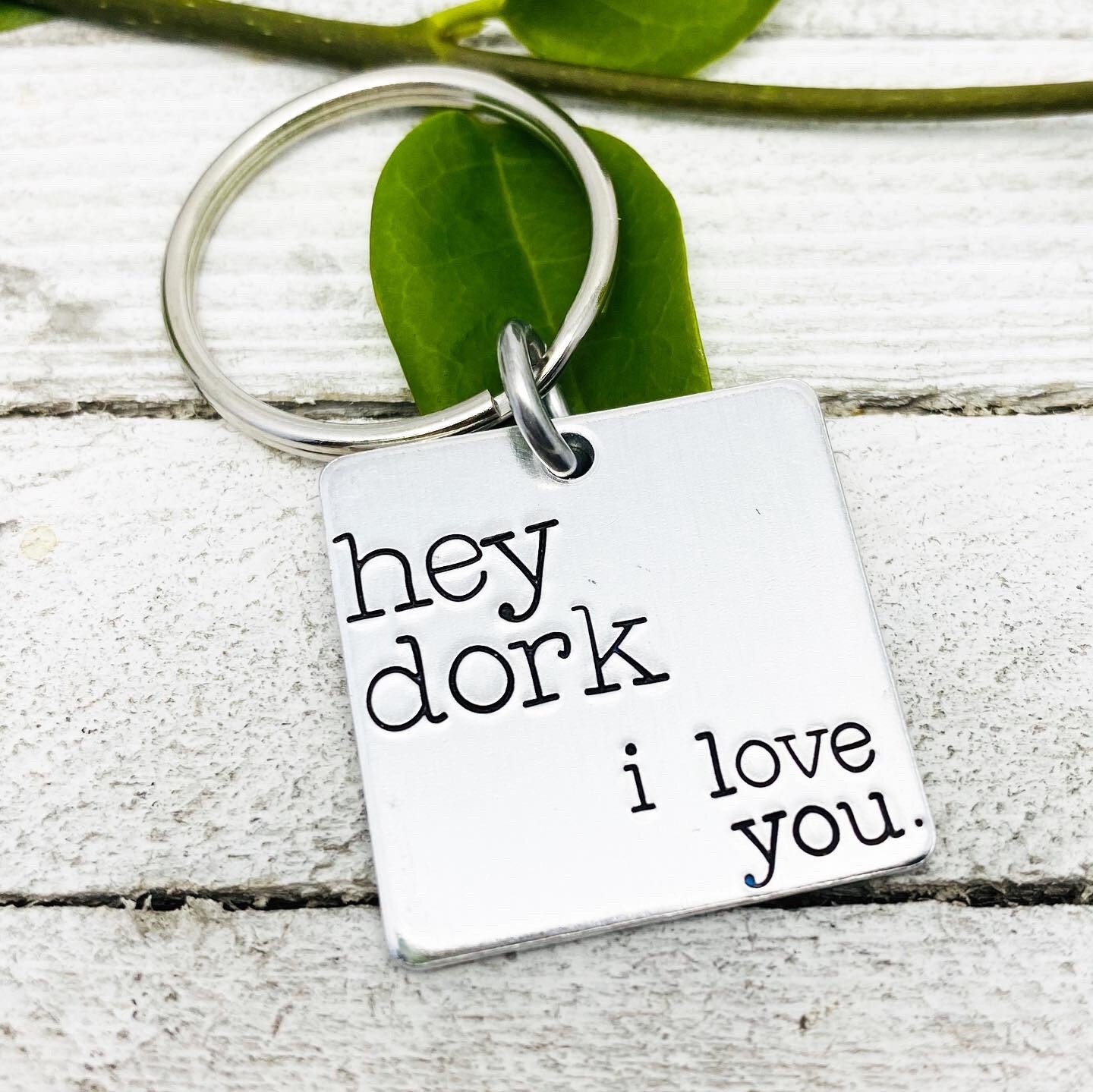 Schlüsselanhänger "Hey Dork, I Love You." Hand Gestempelt Lustiges Zitat - Geschenke Für Sie Oder Ihn Von Eight9 Designs Schlüsselanhänger "Hey Dork, I Love You." Hand Gestempelt Lustiges Zitat - Geschenke Für Sie Oder Ihn Von Eight9 Designs von Eight9Designs