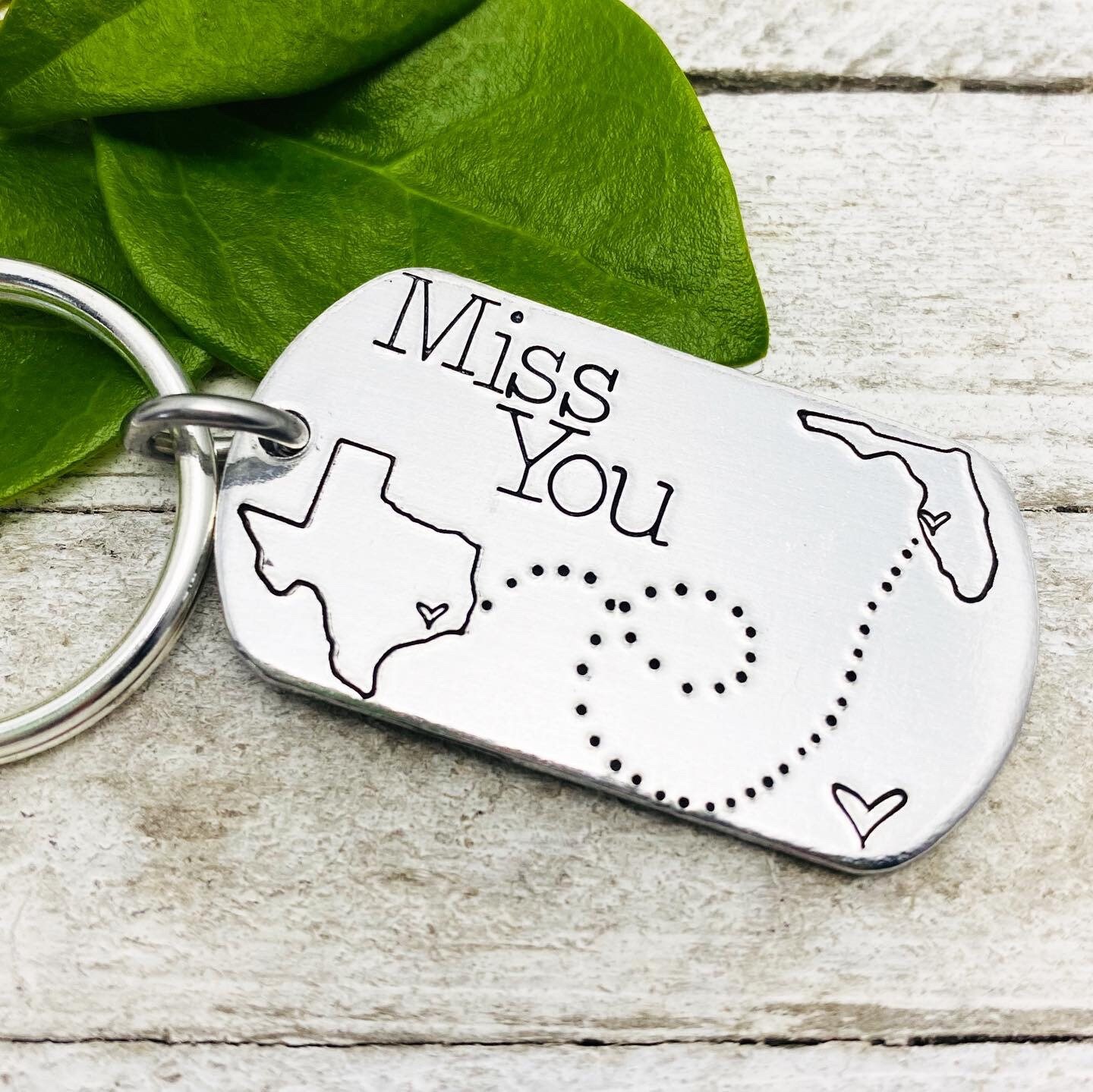 Wählen Sie Beliebige 2 Staaten Schlüsselanhänger "Miss You" - Handgestempelt Von Eight9Designs ." Wählen Sie Beliebige 2 Staaten Schlüsselanhänger "Miss You" - Handgestempelt Von Eight9Designs ." von Eight9Designs