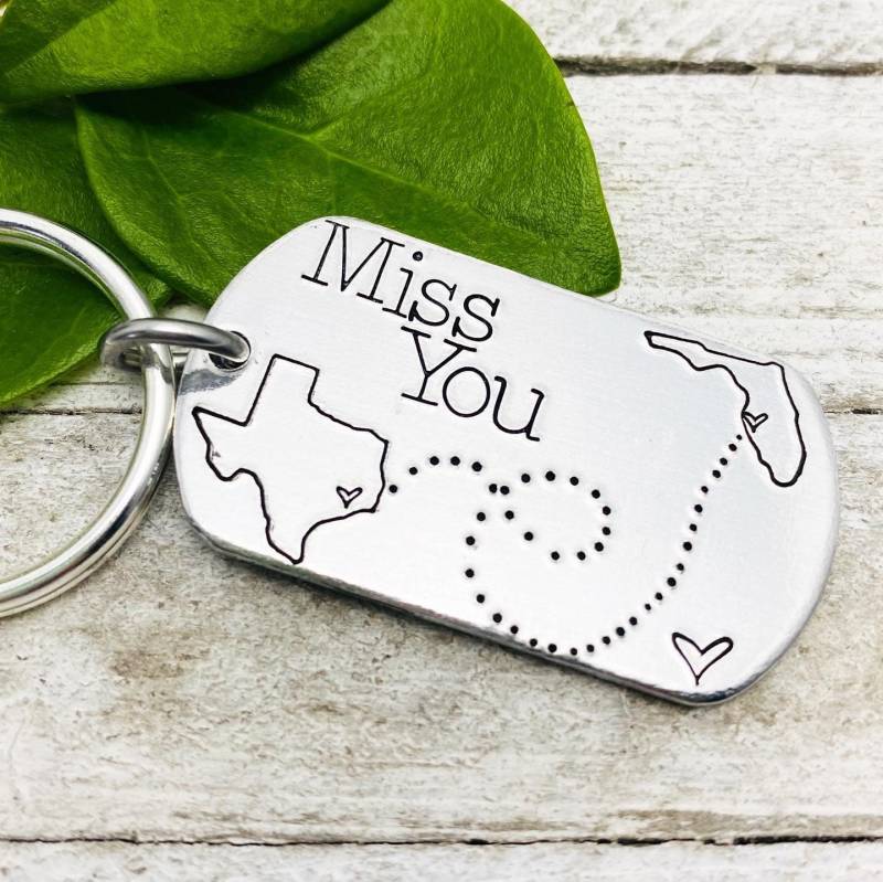 Wählen Sie Beliebige 2 Staaten Schlüsselanhänger "Miss You" - Handgestempelt Von Eight9Designs ." Wählen Sie Beliebige 2 Staaten Schlüsselanhänger "Miss You" - Handgestempelt Von Eight9Designs ." von Eight9Designs