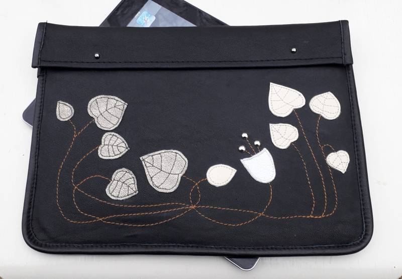 Ipad Tasche, Leder Ipad Mini Clutch Tasche, Jugendstil Schwarz Und Gold, Weiße Blumen Tablet Tasche, Computer von EightSeasons