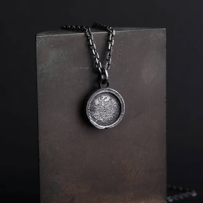 Herren-Halskette Rund-Rahmen-Anhänger in Oxidiertem Sterlingsilber von Eijii