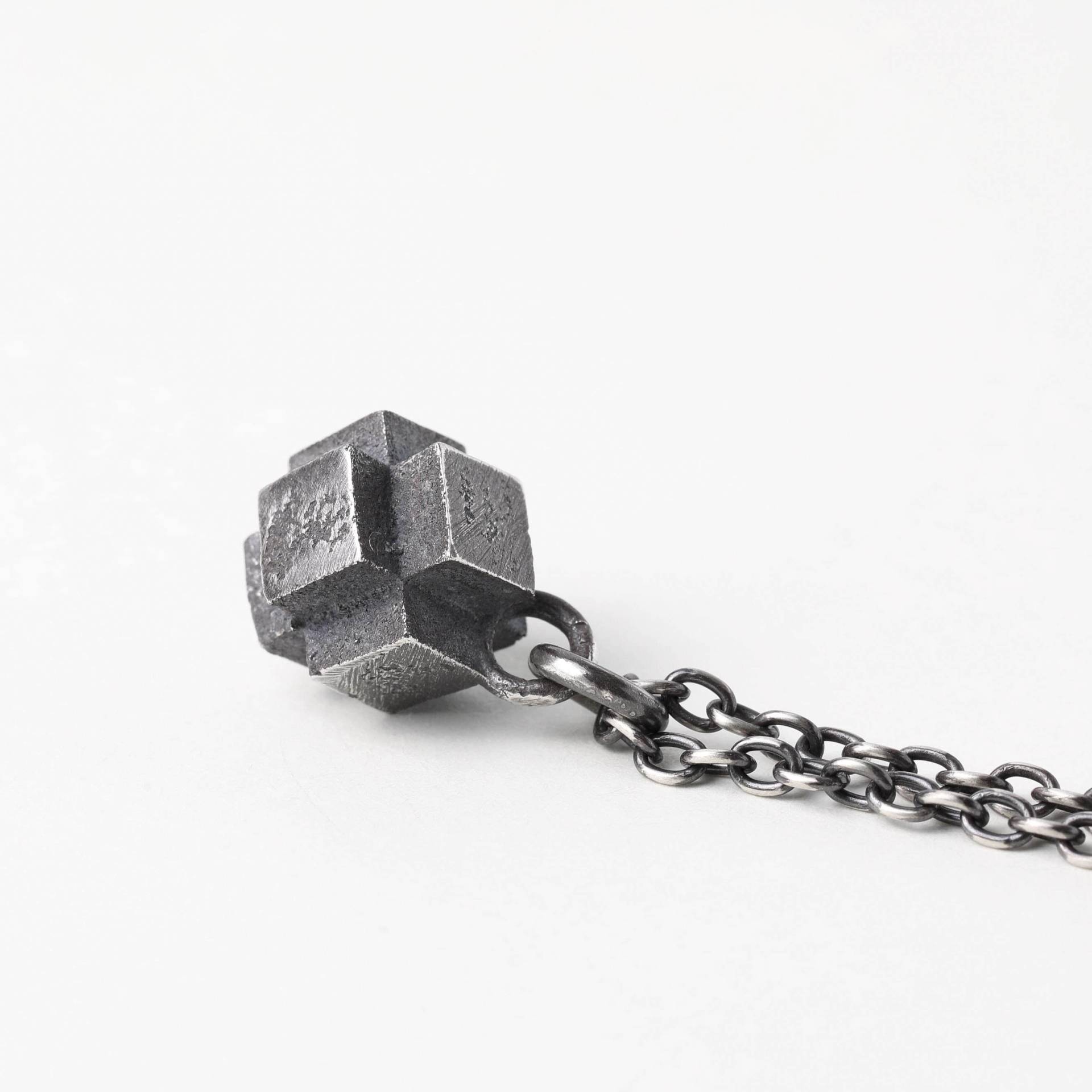 Herren Halskette X Cube Geometric Block Anhänger Industriestil Handmade in Sterling Silber von Eijii