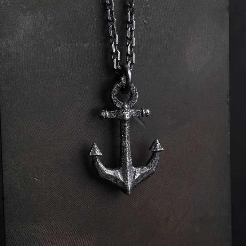 Man's Halskette Medium Anker Schiff Anhänger in Oxidiertem Sterling Silber von Eijii
