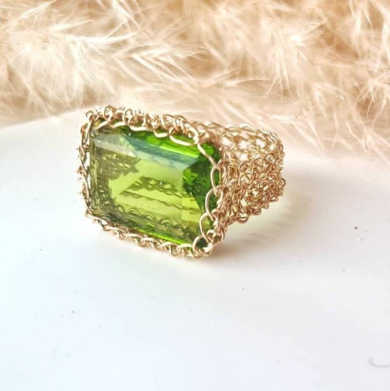 Gold Peridot Ring, Großer Stein Edelstein Rechteck Handgefertigter Grüner August Birthstone von EinatSandbergJewelry