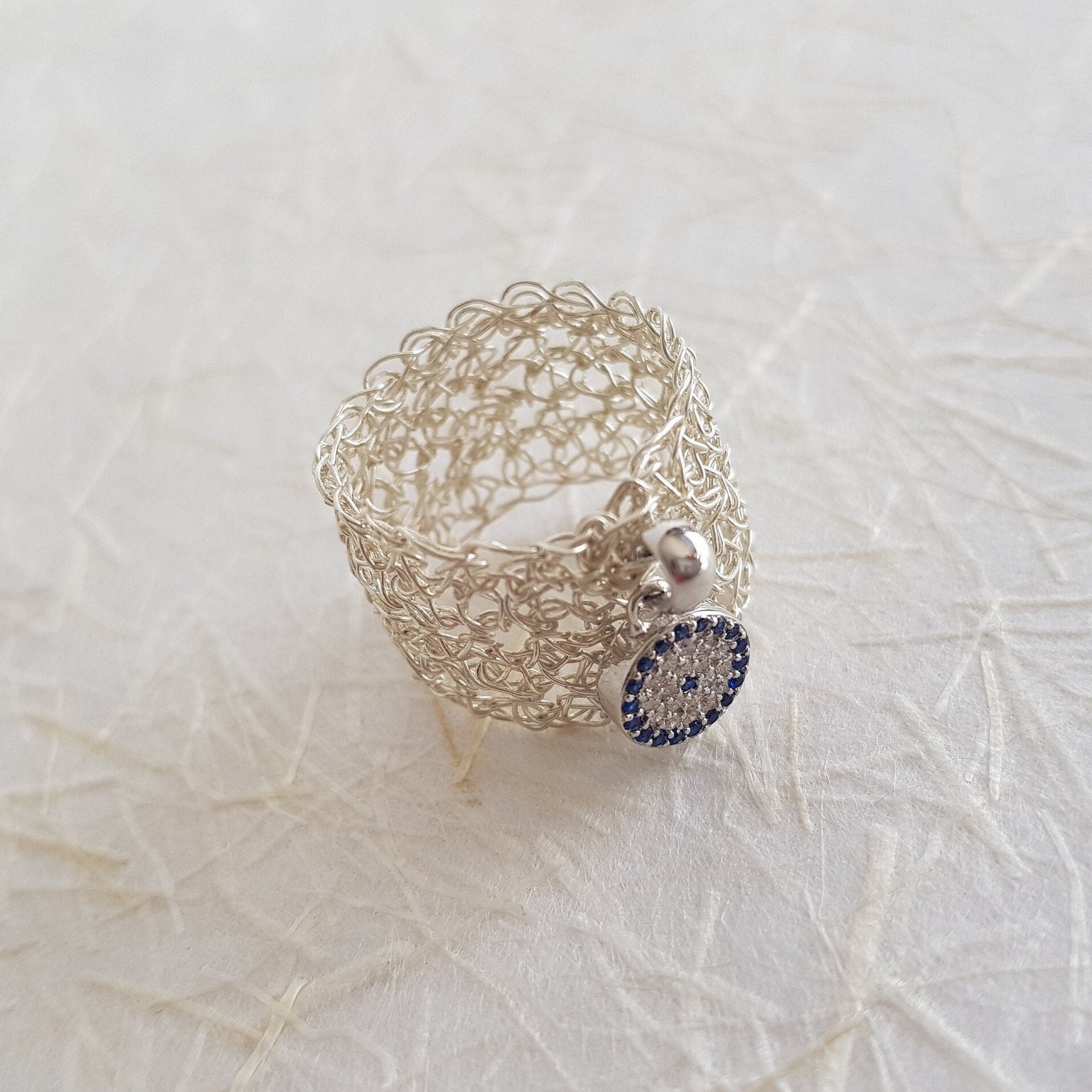 Breiter Mesh Silberring, Großer Statement Ring, Breitbandring, Einzigartiger Silber Ring Mit Rocking Blau Evil Eye Anhänger von EinatSandbergJewelry