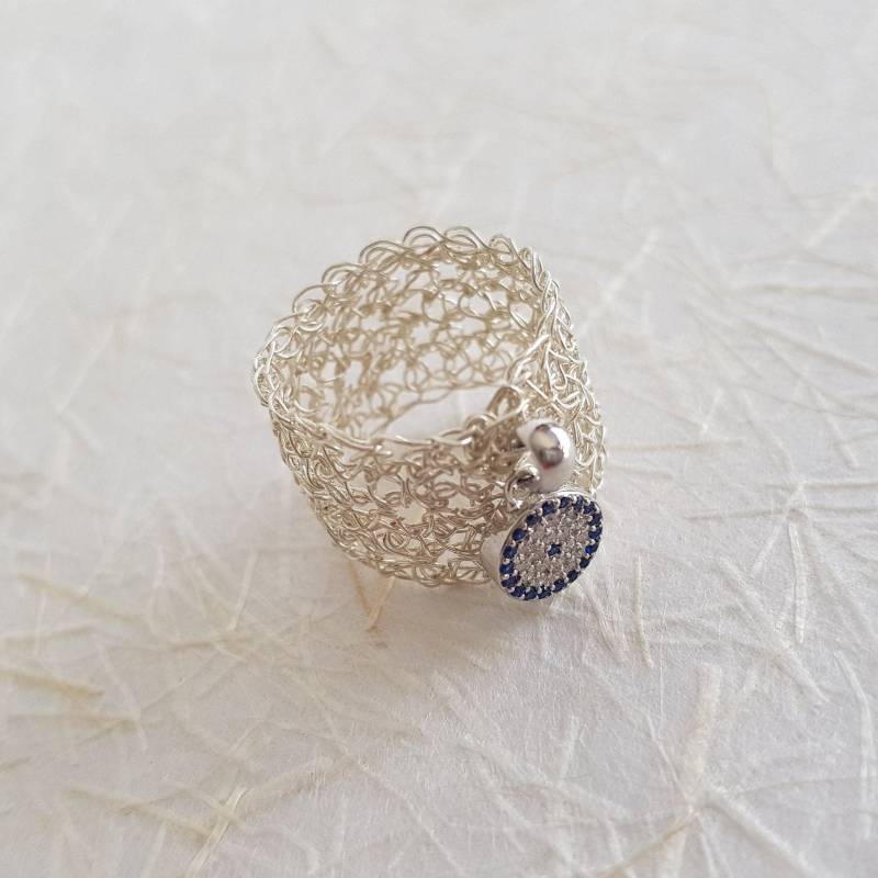 Breiter Mesh Silberring, Großer Statement Ring, Breitbandring, Einzigartiger Silber Ring Mit Rocking Blau Evil Eye Anhänger von EinatSandbergJewelry