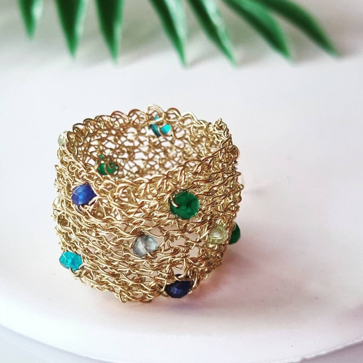 Einzigartiger Goldring, Goldblauer Lapisgrüner Onyx-Statementring, Mesh-Ring, Klobiger Großer Statementring, Zigarrenbandring, Große Ringe von EinatSandbergJewelry