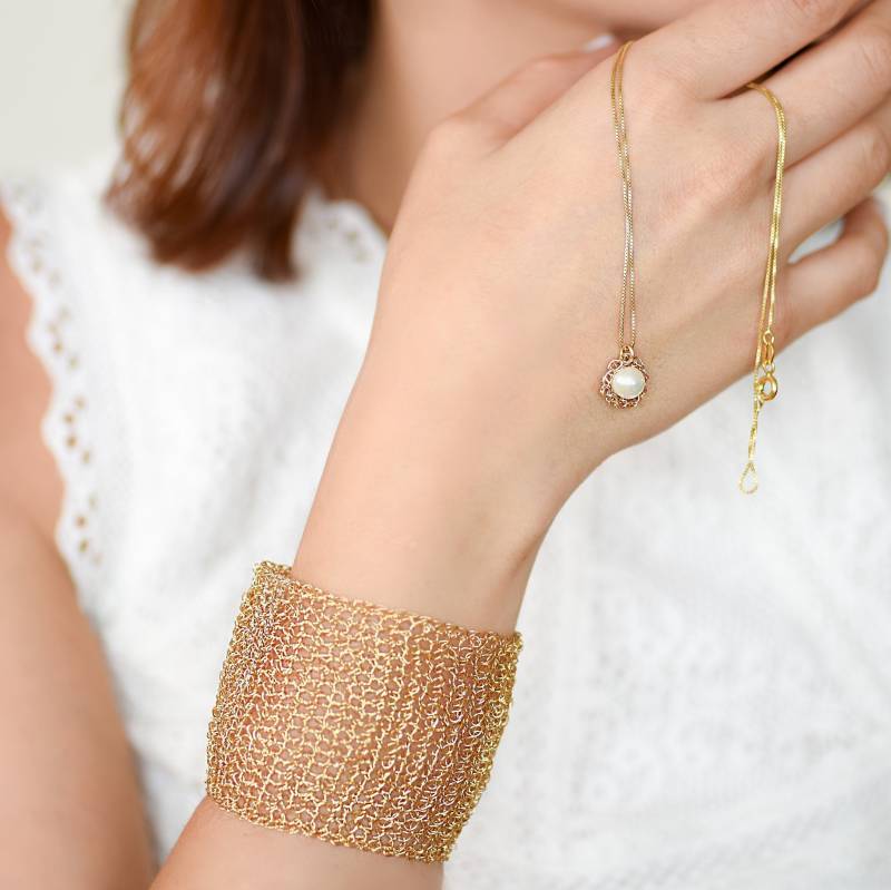 Gold Mesh Armband, Breite Goldmanschette, Großes Statement Einzigartiges Armband von EinatSandbergJewelry