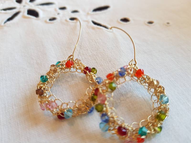 Gold Multi-Color-Edelstein-Creolen, Baumeln Runde Bunte Edelstein-Draht-Häkel-Ohrringe, Bunter Schmuck, Boho-Chic, Weihnachtsgeschenke von EinatSandbergJewelry