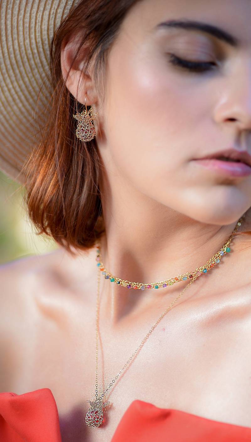 Goldene Granatäpfel Ohrringe, Granatapfel Gold Tropfen Ohrring, Einzigartige Boho Accessoires, Zierliche Schmuck von EinatSandbergJewelry