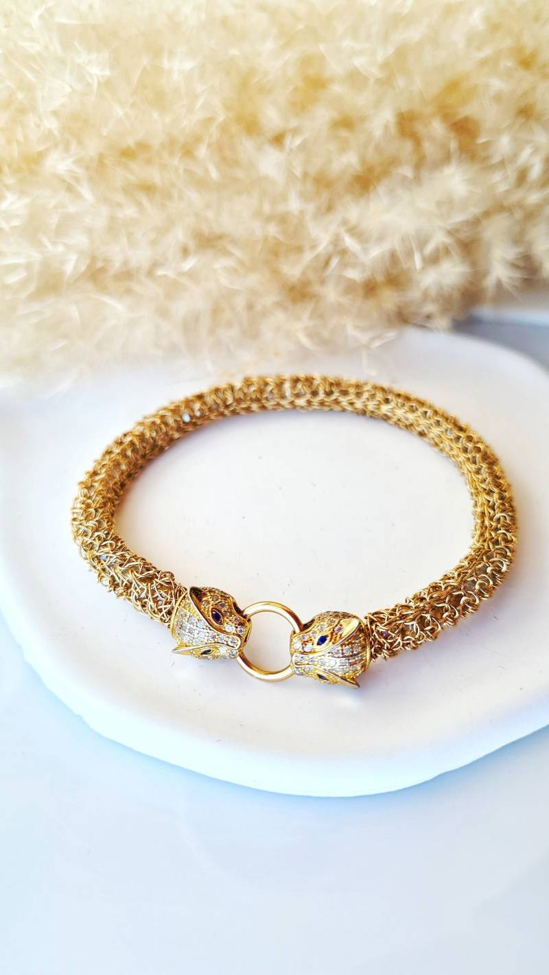 Panther Kopf Gold Armreif, Gold-Filled Armband, Anlaufgeschützt, Mesh Manschette, Statement Luxus Häkelschmuck von EinatSandbergJewelry