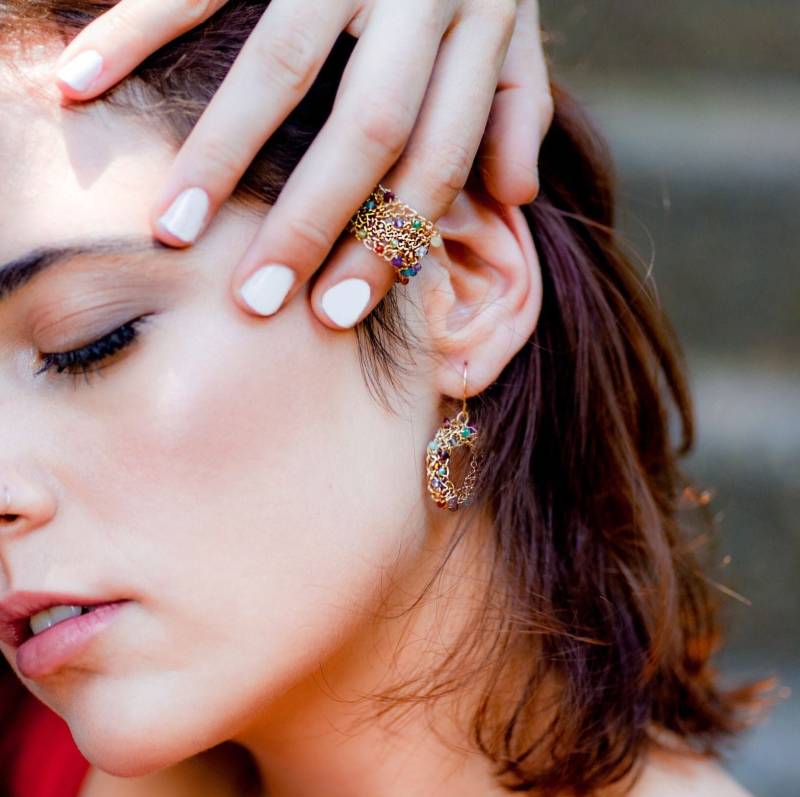 Regenbogen Band Ring, Breiter Goldring, Mesh Bunt Edelsteine Große Ringe, Statement Einzigartiger Handgemachter Geschenk Für Sie von EinatSandbergJewelry