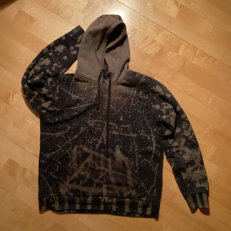 Schwarze Hoodies Mit Zufällig Gebleichten Mustern Schwarze Hoodies Mit Zufällig Gebleichten Mustern von EinsPphfDesign