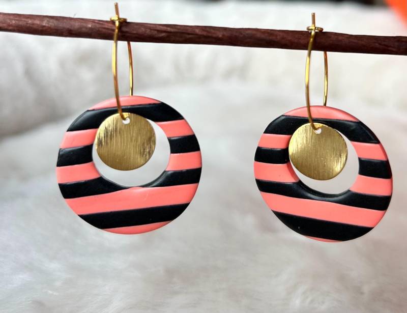 Creolen Mit Gestreiftem Fimo-Anhänger Und Goldcharm - Ein Hingucker Als Weihnachtsgeschenk von EinzelstueckbyDoro