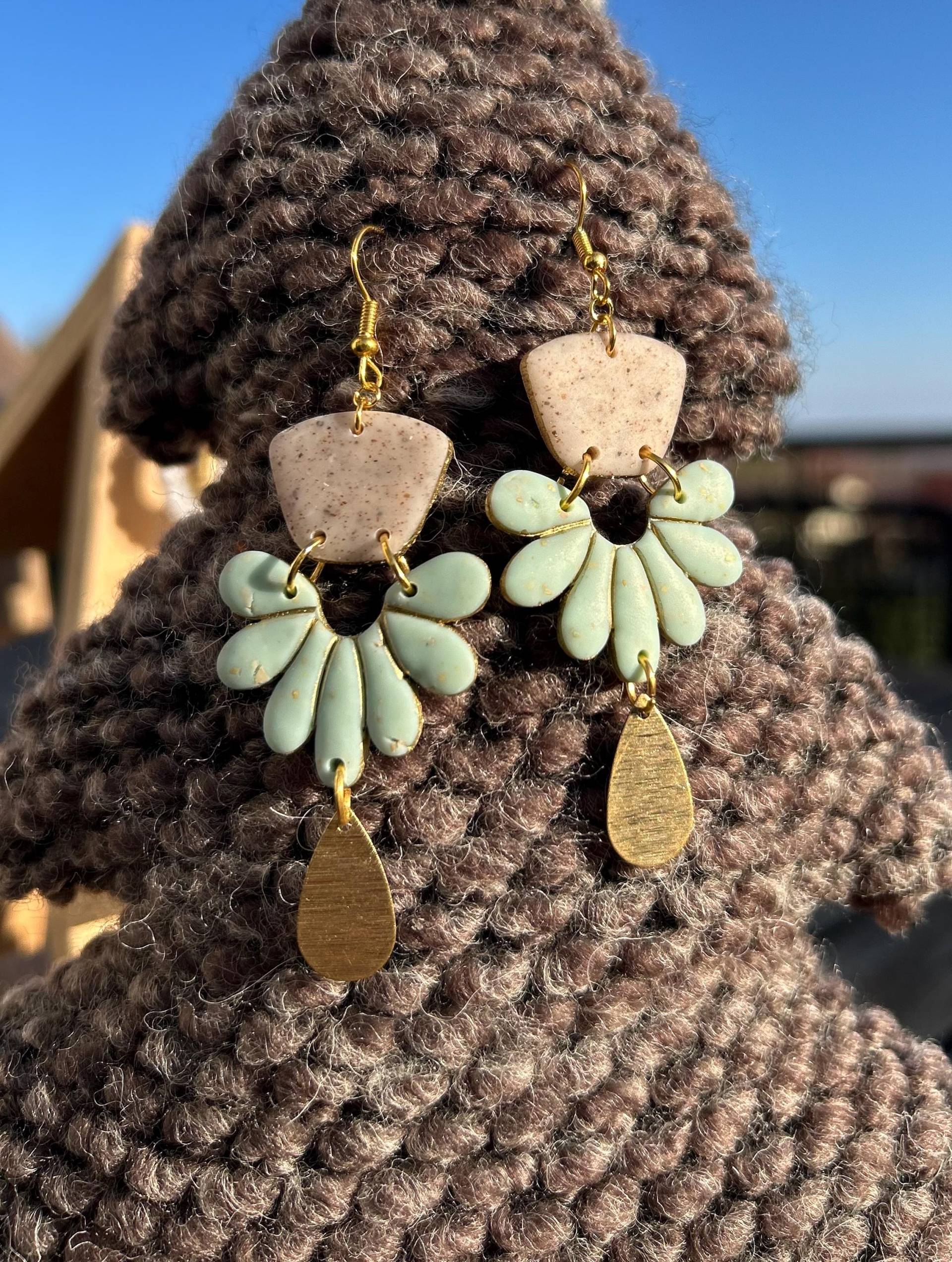 Super Schöne Boho-Hängeohrringe Mit Goldcharm in Pastelligem Mint Und Beige/Grau Steinoptik - Tolles Weihnachtsgeschenk von EinzelstueckbyDoro