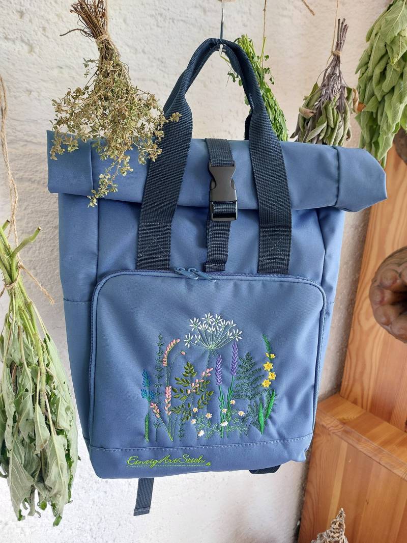 Rucksack Mit Bestickung "Wiesenblumen" Aus Recyceltem Material, Blau, Mittelgroß Rucksack Mit Bestickung "Wiesenblumen" Aus Recyceltem Material, Blau, Mittelgroß von EinzigArtStich