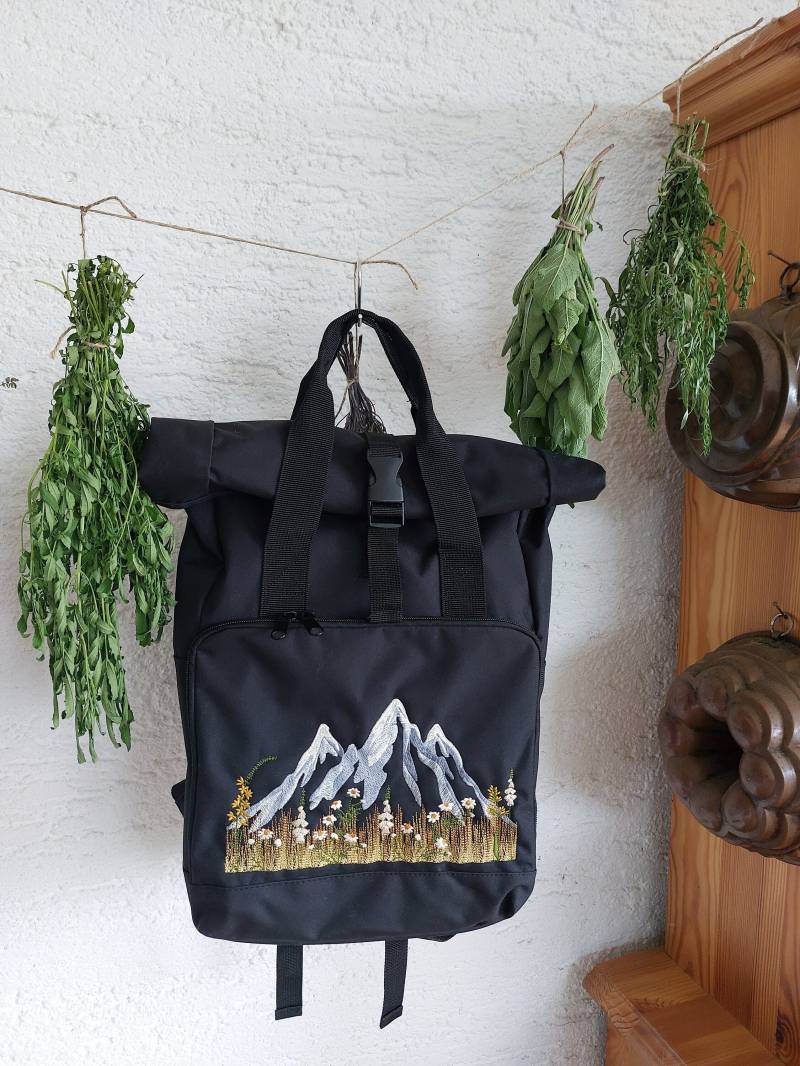 Rucksack Mit "Herbstblumenwiese Vor Bergen"-stickerei | Schwarz, Mittelgroß, Recyceltes Material Rucksack Mit "Herbstblumenwiese Vor Bergen"-stickerei | Schwarz, Mittelgroß, Recyceltes Material von EinzigArtStich