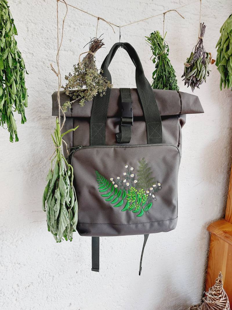 Rucksack Mit "Wald- Und Wiesenkräutern" - Bestickung | Recyceltes Material, Mittelgroß, Olivfarben Rucksack Mit "Wald- Und Wiesenkräutern" - Bestickung | Recyceltes Material, Mittelgroß, Olivfarben von EinzigArtStich