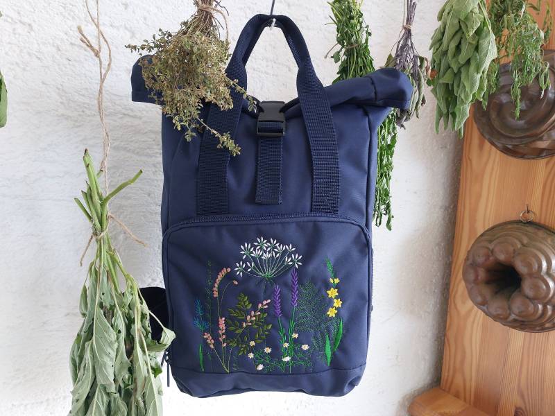 Rucksack Mit "Wiesenblumen"-stickerei | Größe S, Blau, Recyceltes Material von EinzigArtStich