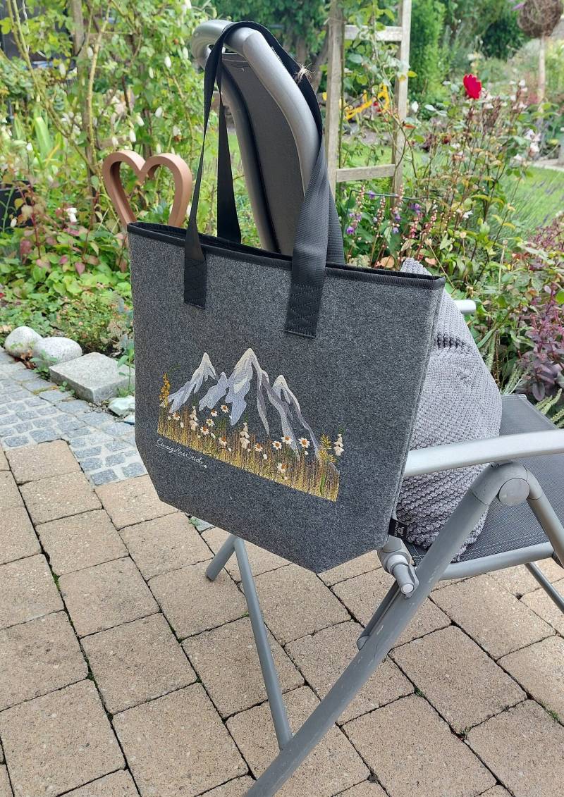 Zwei Einzelstücke Filz-Shopper Mit "Bergen Und Wiesenblumen"-stickerei | Obermaterial Aus Recycelten Fasern von EinzigArtStich