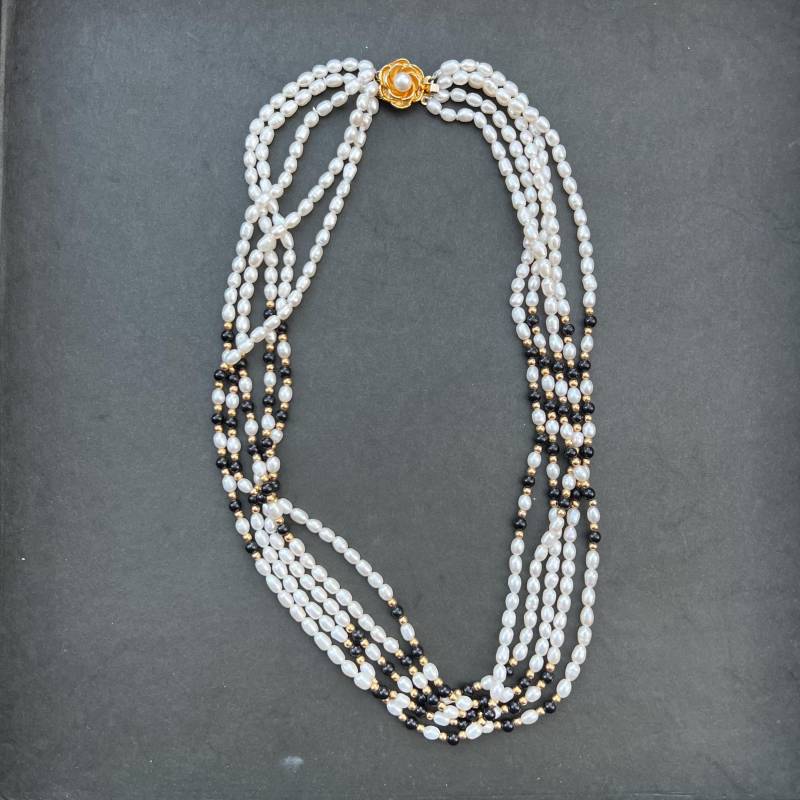 Perkenkette Collier Mit Hämatit 5 Stränge Reiskornperlen Staement Necklace Weiß Schwarz Gold Perkenkette Collier Mit Hämatit 5 Stränge Reiskornperlen Staement Necklace Weiß Schwarz Gold von EisenhoferAntik